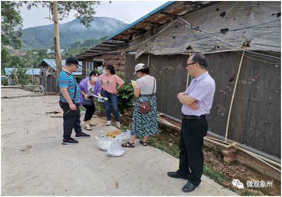农业农村部技术员在象州县双龙畜牧养殖专业合作社采集鸡蛋样品